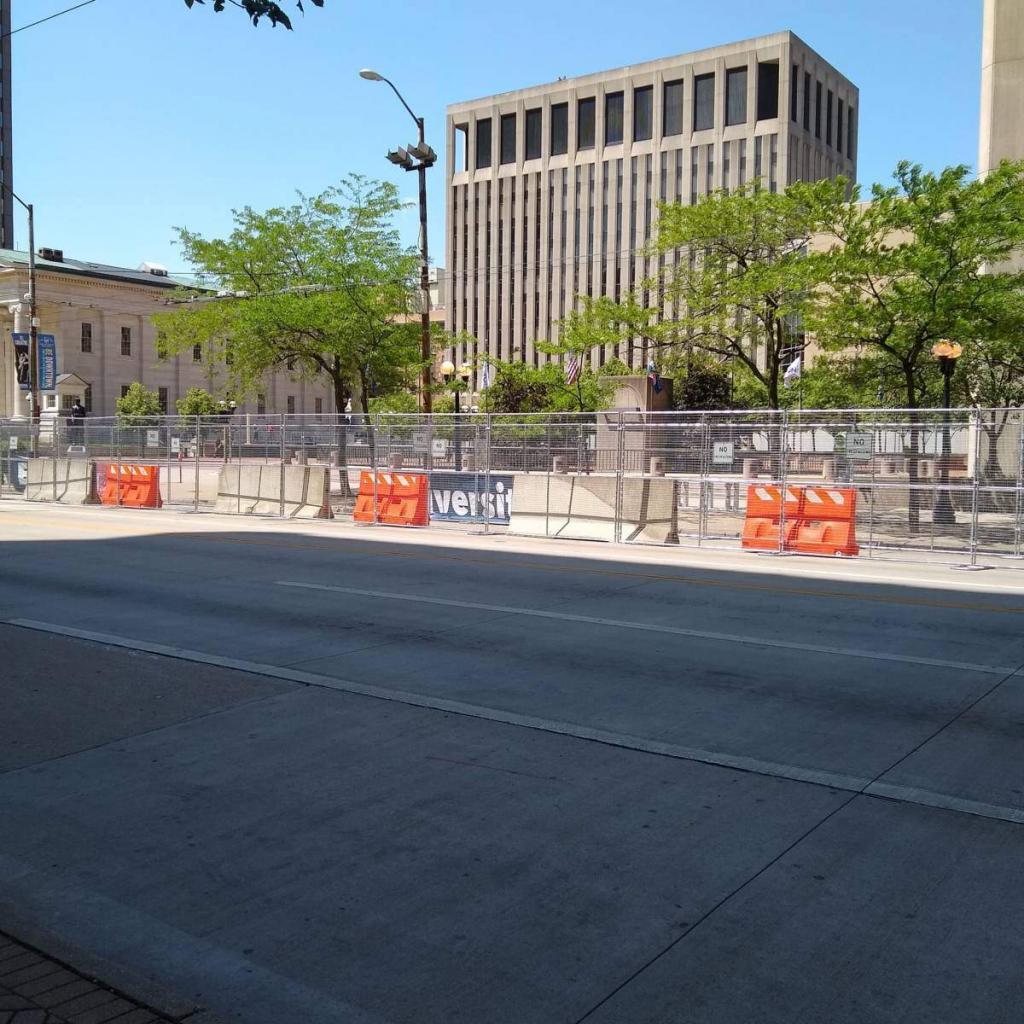 The building on the left is where the large banners were supposed to hang behind the scared knights. Small banners are obscured and difficult to see.